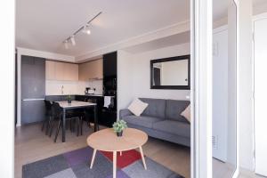 Cozy apartment steps away from Costanera Center