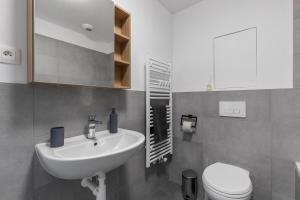 Blue Moon Apartment with Free Parking