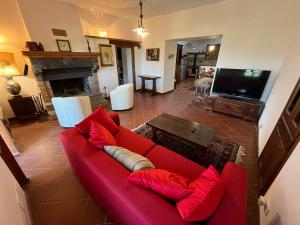 Casale in collina immerso nel verde con Piscina e ampio giardino