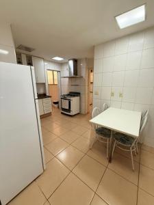 Amplo Apt 4 Quartos a 1 Min da Praia de Copacabana