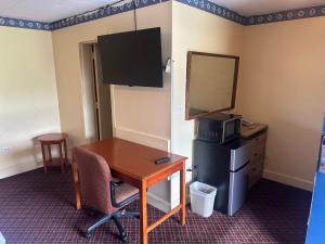 Standard King Room - Non-Smoking  room in Mark Twain Motor Inn