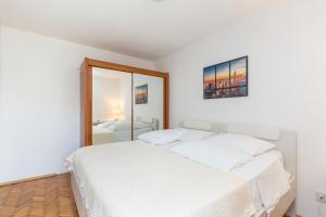 Apartments with parking space Split - 24426