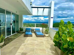 Luxury New apartment! Infinity Pool! Adults only