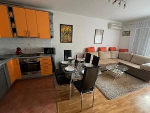 Apartments with WiFi Makarska - 24779