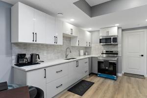 Blissful Nest - Cozy, Classy 2 Bedroom Private Suite Netflix, free Parking, 20 minutes to West Edmonton Mall and Airport