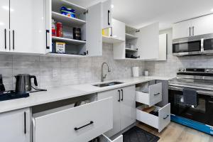 Blissful Nest - Cozy, Classy 2 Bedroom Private Suite Netflix, free Parking, 20 minutes to West Edmonton Mall and Airport