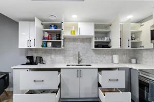 Blissful Nest - Cozy, Classy 2 Bedroom Private Suite Netflix, free Parking, 20 minutes to West Edmonton Mall and Airport