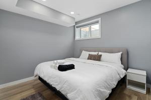 Blissful Nest - Cozy, Classy 2 Bedroom Private Suite Netflix, free Parking, 20 minutes to West Edmonton Mall and Airport