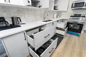 Blissful Nest - Cozy, Classy 2 Bedroom Private Suite Netflix, free Parking, 20 minutes to West Edmonton Mall and Airport