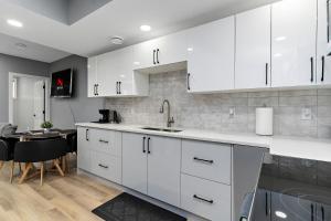 Blissful Nest - Cozy, Classy 2 Bedroom Private Suite Netflix, free Parking, 20 minutes to West Edmonton Mall and Airport