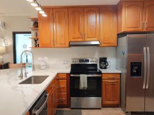 Surfside Tower - Ground Floor Condo with Pool, Walk to Potrero Beach