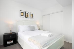 Luxury and Spacious Suite Steps To Eaton Center