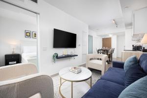 Luxury and Spacious Suite Steps To Eaton Center