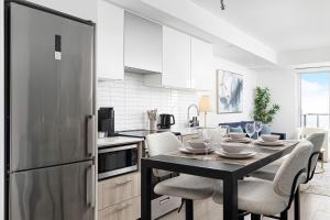 Luxury and Spacious Suite Steps To Eaton Center