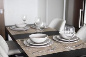 Luxury and Spacious Suite Steps To Eaton Center