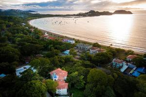 Surfside Tower - Ground Floor Condo with Pool, Walk to Potrero Beach