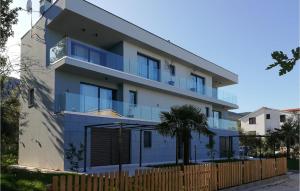 3 Bedroom Beautiful Apartment In Drenje 