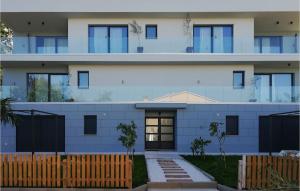 2 Bedroom Lovely Apartment In Drenje 