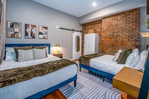 OTR 2 Lux Queen Beds Sleeps 5ppl Light Rail Wifi