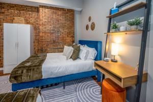 OTR 2 Lux Queen Beds Sleeps 5ppl Light Rail Wifi