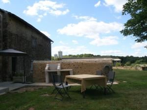 Maisons de vacances Maison en pierre avec piscine privative, jardin, internet a Saint-Pardoux-et-Vielvic - FR-1-616-189 : photos des chambres