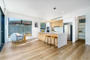 New 4 bedroom city home with Tesla charger - Hosted by CanStay
