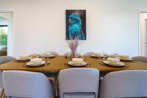 New 4 bedroom city home with Tesla charger - Hosted by CanStay