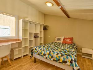 Duplex avec piscine commune, jardin privé et WiFi - FR-1-841-32