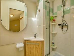 Duplex avec piscine commune, jardin privé et WiFi - FR-1-841-32