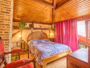 Maisons de vacances Maison T3 chaleureuse avec WiFi gratuit, 2 cheminees, 2-4 personnes - FR-1-841-29 : photos des chambres