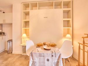 Studio lumineux avec balcon, à 400 m des Thermes, wifi et parking inclus - FR-1-841-21