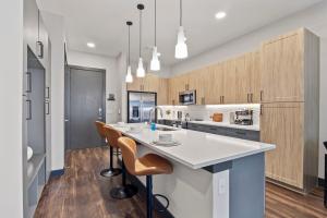 1BR Alongside Q2 and Domain With Pool, Gym and Free Parking