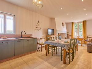 Maisons de vacances Villa T3 renovee, jardin arbore, proche station thermale - FR-1-841-52 : photos des chambres