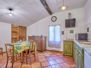 Appartements Charmant T2 avec terrasse fleurie, WiFi, animaux admis - FR-1-841-81 : photos des chambres