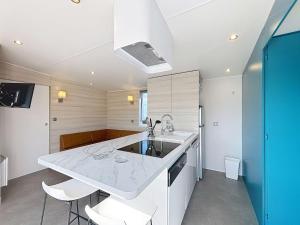 Mobil-home spacieux 6 pers, 3 ch, 2 sdb, proche plage - FR-1-361A-98