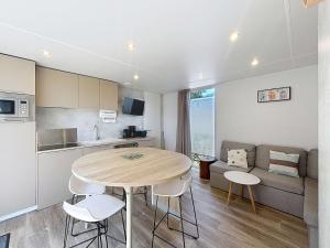 Maisons de vacances Mobil-home tout confort 6 pers, 3 ch, 2 sdb, piscine, a 200m de la plage, plein coeur de Jullouville - FR-1-361A-55 : photos des chambres