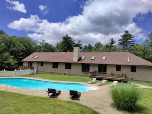 Spacious House with a Pool