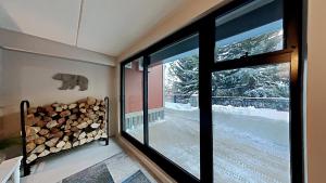 Slopeside & Spacious Home WITH Parking