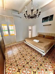 Large space on 2 levels with own roof in Townhouse