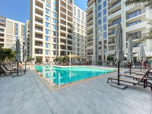 Lux Creek Home with Burj View steps from the Lagoon
