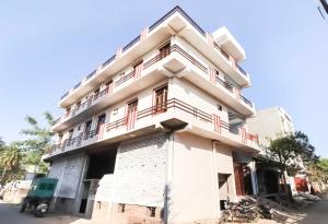 Hotel O The Velvet Chinhat Tiraha