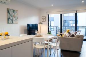 Modern 3-level Townhouse FreeParking