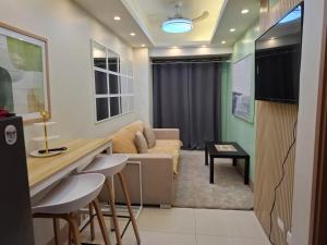 MOA staycation Shore 1&3 Residences with balcony by darpm