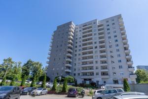 Modern Oasis Apartment by BookingHost