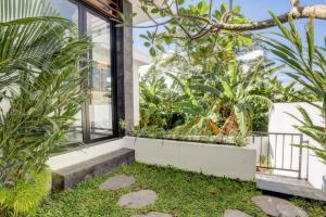 2BR Villa and Pool, central Canggu with lush greenery