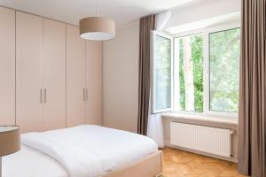 Royal Baths Bright Apartment by BookingHost