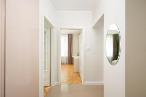 Royal Baths Bright Apartment by BookingHost