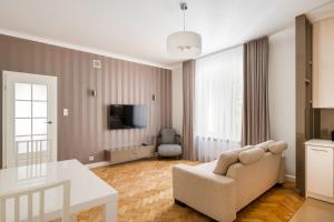 Royal Baths Bright Apartment by BookingHost