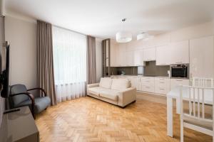 Royal Baths Bright Apartment by BookingHost