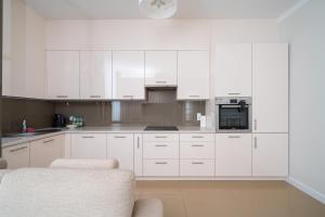 Royal Baths Bright Apartment by BookingHost